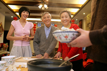 中国家庭包饺子