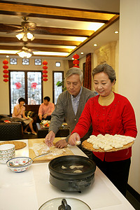 中国老年夫妇包饺子