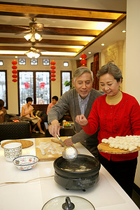 中国老年夫妇包饺子