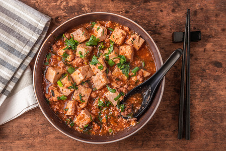 欢迎摄影照片_受欢迎的中国四川菜--一碗在乡村木桌上的麻婆豆腐, 顶视图