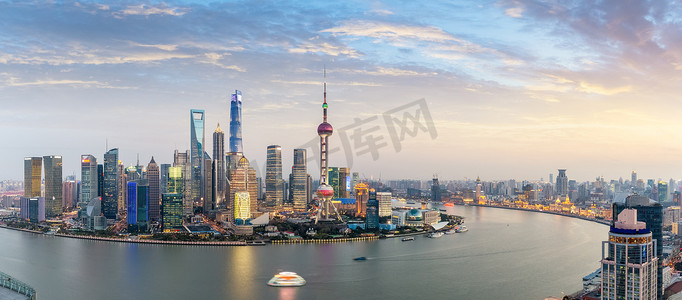 中国风名片卡片摄影照片_黄昏时分的上海天际线全景，美丽的黄浦江，有着浦东金融中心和外滩，中国.