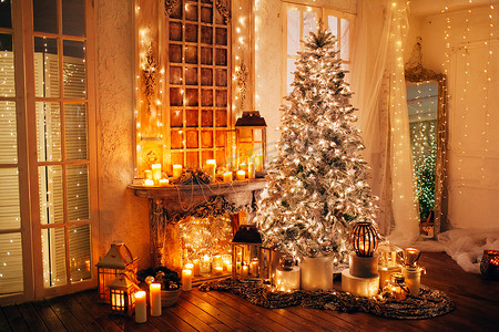 灯笼装饰摄影照片_温馨舒适的夜晚在豪华的圣诞房间室内设计，圣诞树装饰着彩灯，礼物玩具，蜡烛，灯笼，车库照明壁炉，假日客厅。新年假期