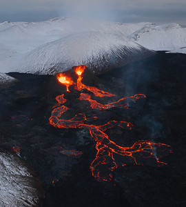 2021年冰岛火山爆发。Fagradalsfjall火山位于Grindavik和Reykjavik附近的Geldingadalir山谷。从火山口喷出的热熔岩和岩浆.