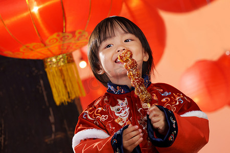 2清新摄影照片_可爱的小男孩拿着糖葫芦庆新年