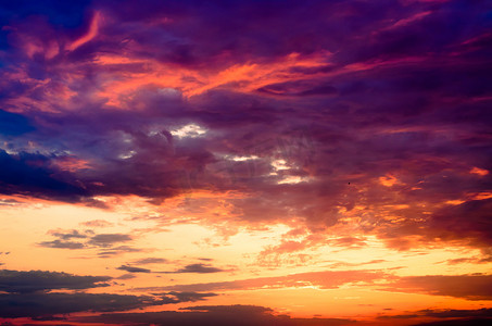 云层星空摄影照片_美丽炽热的橙色和紫色日落
