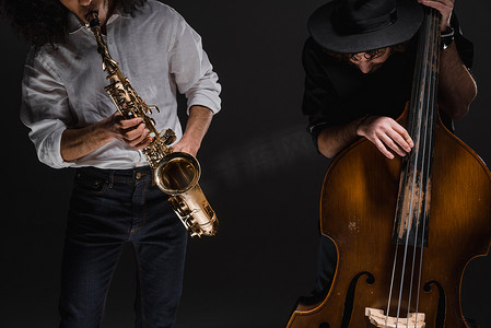 jazzmen playign 大提琴和萨克斯在黑色的二重奏