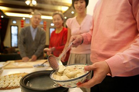 中国家庭包饺子