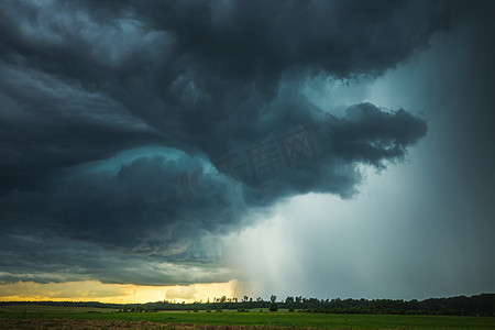 下暴雨摄影照片_强热带暴雨下的超细胞风暴云