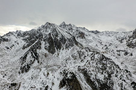 在拉蒙吉村附近的第一场雪之后，空中俯瞰着山谷和群山。 法国的被拘留者