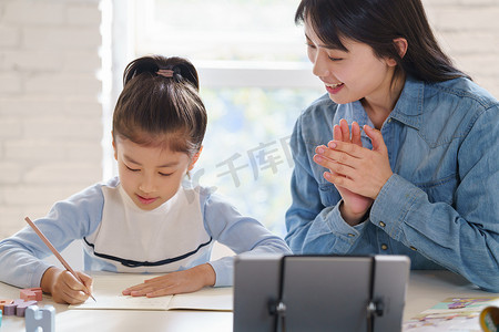 认真的摄影照片_家教老师辅导小学生学习