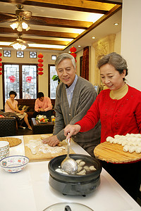 中国老年夫妇包饺子