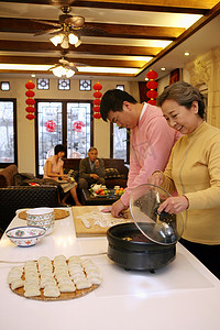 中国母子包饺子