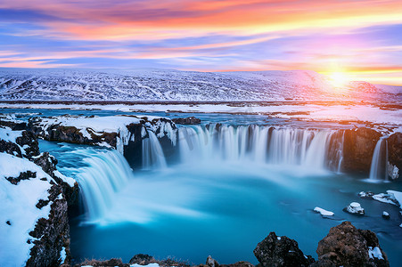 Godafoss 瀑布在冬天的日落, 冰岛.