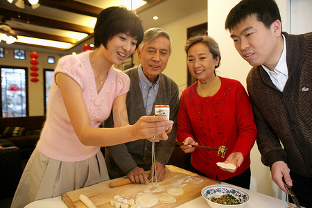 热饺子摄影照片_中国家庭包饺子