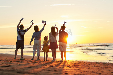 愉悦摄影照片_在海边度假的快乐家庭