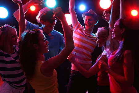 年轻人在派对上跳舞很开心.