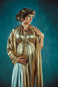 金袍和花圈摆姿势孕妇喜欢希腊女神