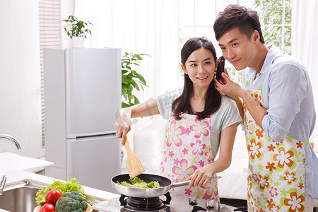 年轻夫妇在厨房做饭
