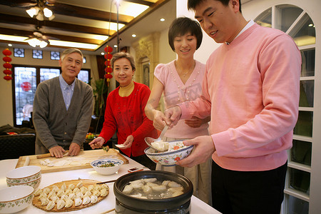 中国家庭包饺子