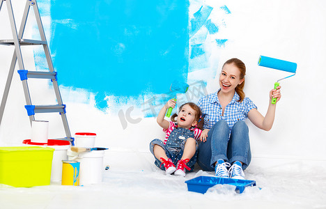 沃尔玛摄影照片_快乐家庭的母亲和孩子女儿在做维修，油漆沃尔玛