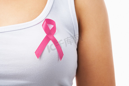 粉红色摄影照片_在女人胸口支持正点癌症事业上的粉红色徽章