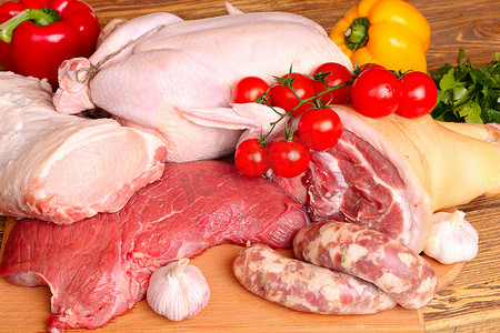 白切牛肉摄影照片_生鲜肉，包括牛肉、 猪肉、 鸡肉和蔬菜 