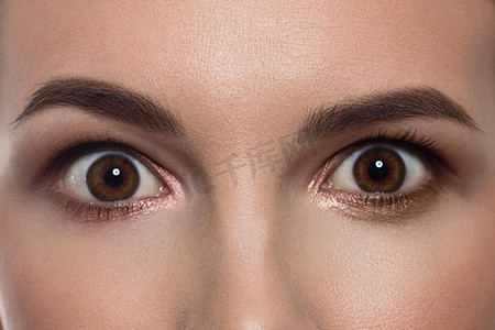 宏观拍摄美丽的卡利妇女的眼睛与极长的睫毛。性感和性感的凝视镜头。有光滑眉毛的女性眼睛。永久化妆品和纹身。惊讶的眼神