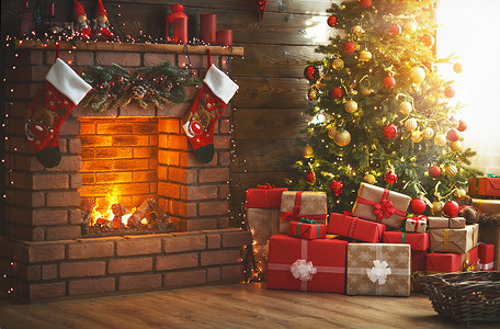 室内圣诞节。神奇发光的树, 壁炉, 礼物  