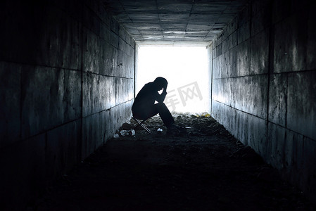 失落摄影照片_失落的人坐在隧道