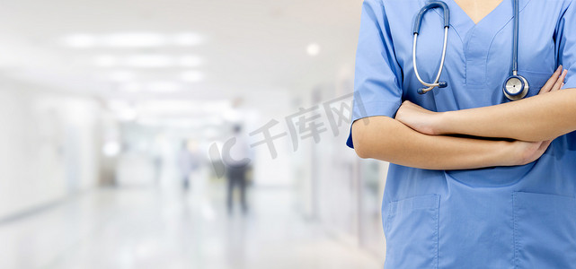 医院办公室的女医生或女护士。医疗行业和医生服务.