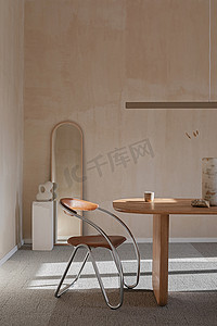 雅致的餐厅室内设计的创意构图与木制家庭餐桌，扶手椅和简约的家居装饰。现代家庭观念。复古灵感。结构壁纸。模板
