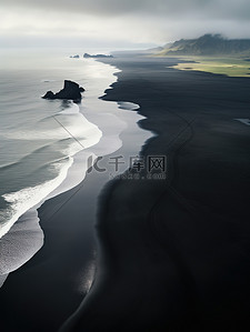 阴天背景图片_海边的黑色沙滩海浪背景17