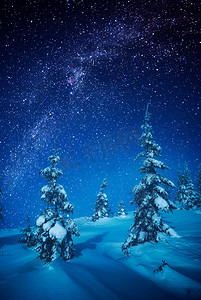 森林夜摄影照片_夜在冬天谷之上