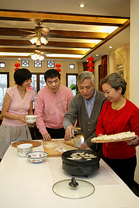 全家福实景摄影照片_中国家庭包饺子