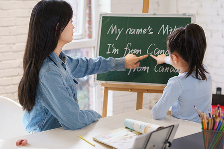 辅导老师摄影照片_家教老师辅导小学生学习