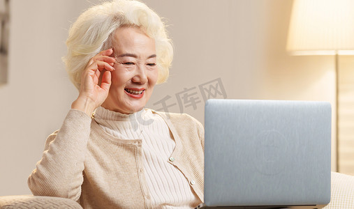 优雅的老年女性使用笔记本电脑