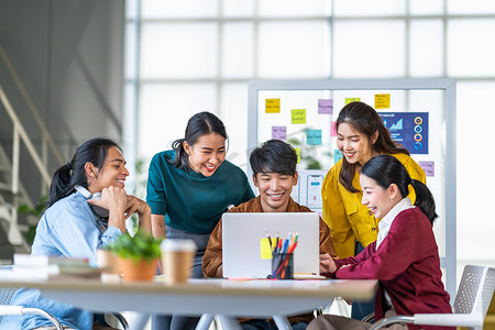 年轻快乐的亚洲商人,女人一起在创业办公室工作.创意团队头脑风暴会议，互联网技术，商人同事合作，或同事团队合作的概念