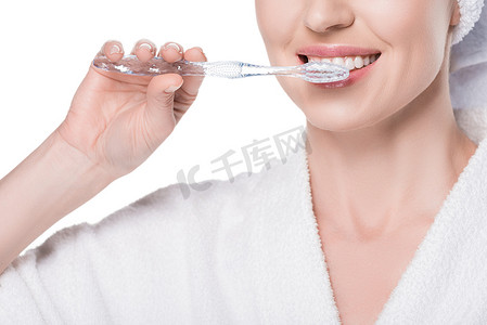 牙齿贴片摄影照片_妇女刷牙在白色的牙齿被裁剪的看法