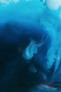 蓝、黑、白漆在水中混合的全帧图像