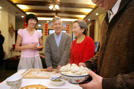 中国家庭包饺子