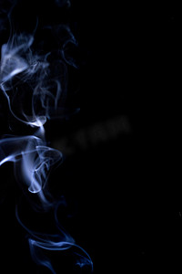 冰烟质感模糊的抽象雾,白色的天然蒸气烟雾效果隔离在黑色背景上.热腾腾的食物，煮沸水烟概念