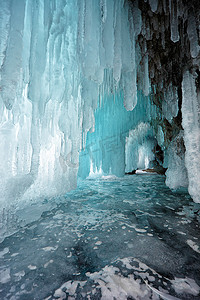 西伯利亚贝加尔湖奥尔康岛上冬季的冰洞