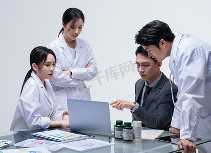 药健康摄影照片_医药销售代表和医生交流