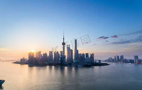 迷人的上海天际线的日出