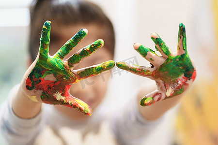 儿童美术美术摄影照片_手上涂满颜料的小女孩
