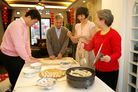 中国家庭包饺子