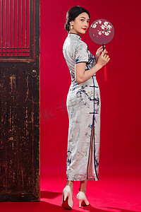 中式背景摄影照片_穿旗袍的青年女人