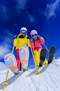 滑雪、 滑雪、 太阳和乐趣-家庭 enyoing 寒假