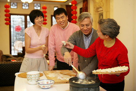 中国家庭包饺子