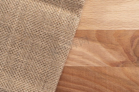 新木结构表面上的粗纺弹力织物.复制空间。农村粗糙的背景。折叠麻布材料